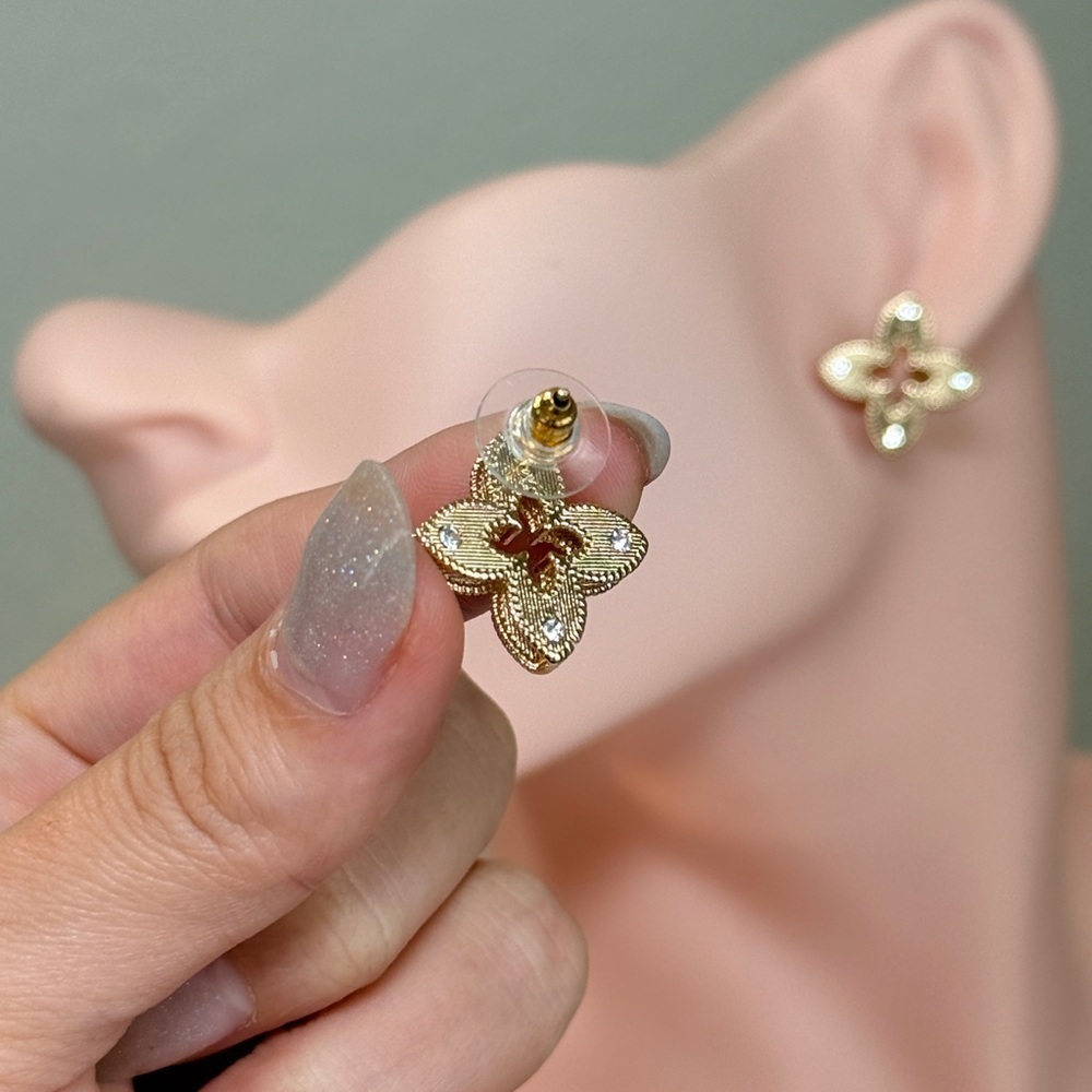 Luxury Gold Floral Stud Earrings With Zirconia 18K Gold Plated - Picture 4 of 8